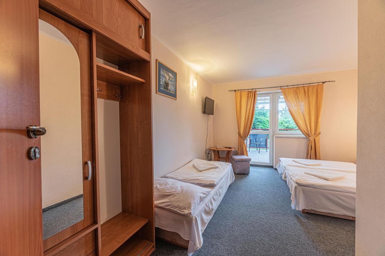 Отель Penzion Adak Parnica Экстерьер фото